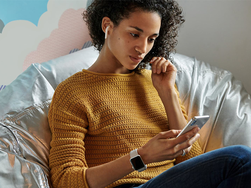 Người dùng sử dụng AirPods 2